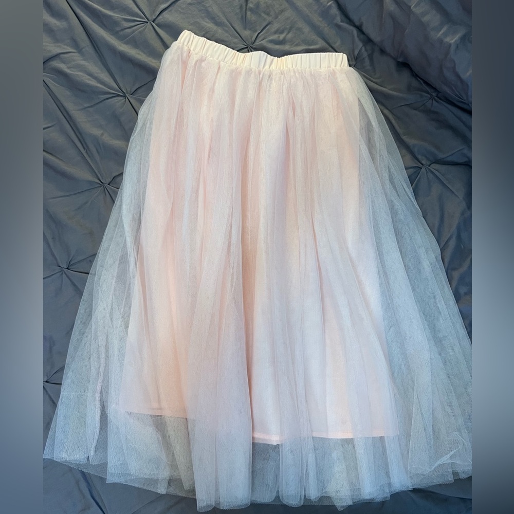 Light pink tulle skirt, size small, worn once. Great condition.